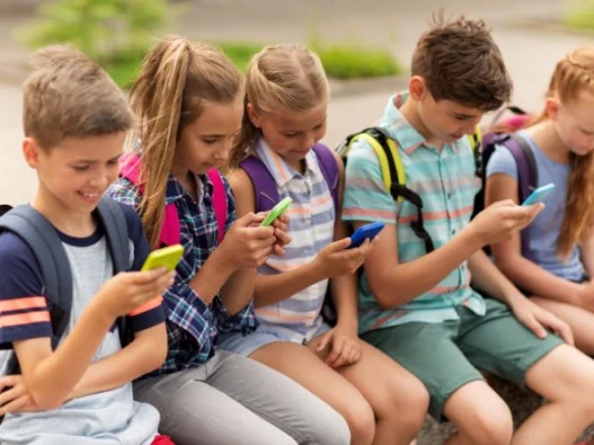 Zakaz używania smartfonów w szkołach od 1 września
